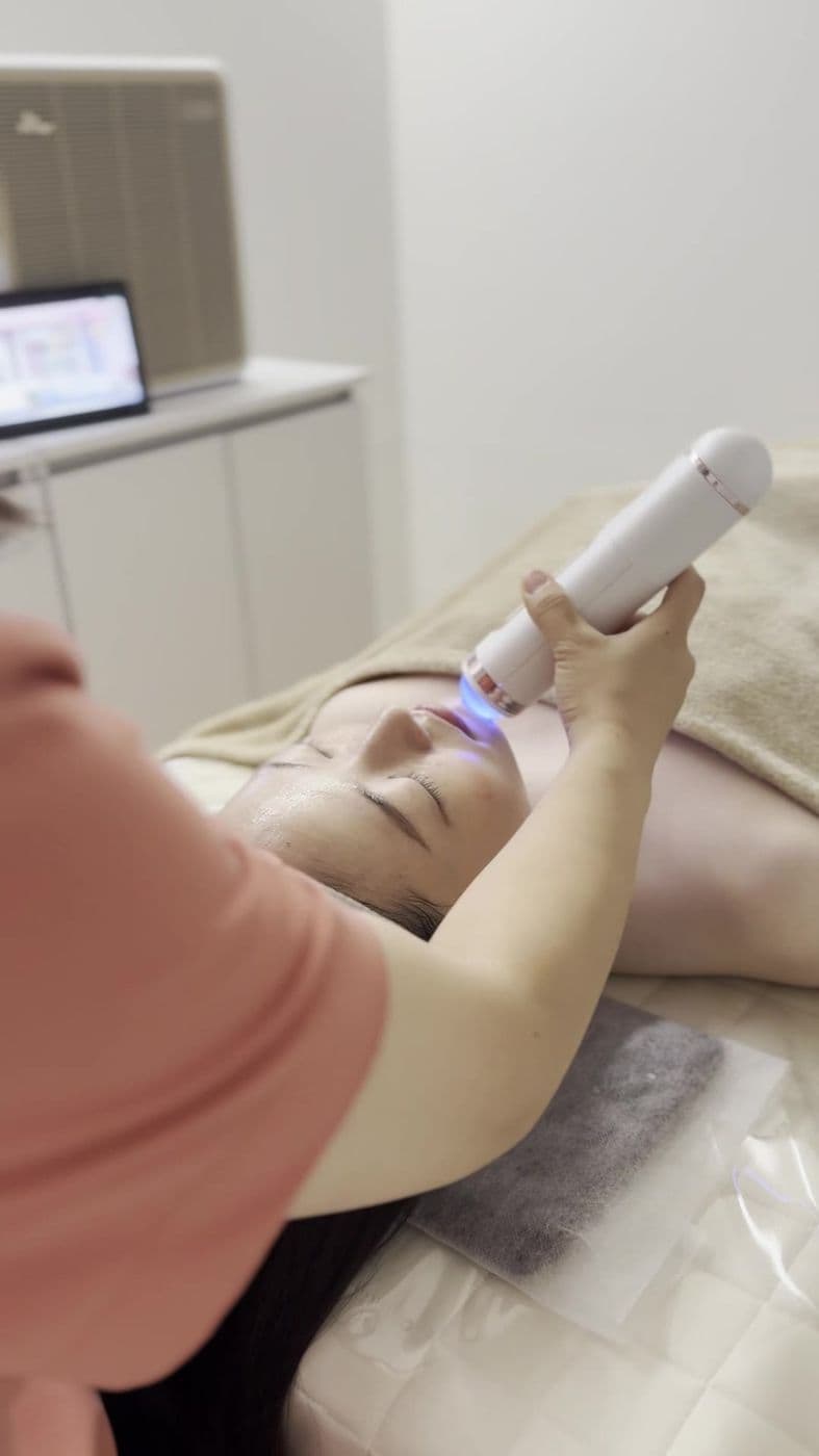 Esthetician using Signature in a K-beauty salon